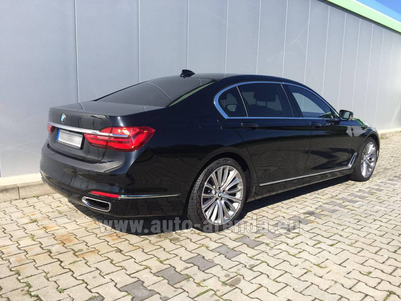 Rent the BMW 740 Lang xDrive M Sportpaket Executive Lounge car in 