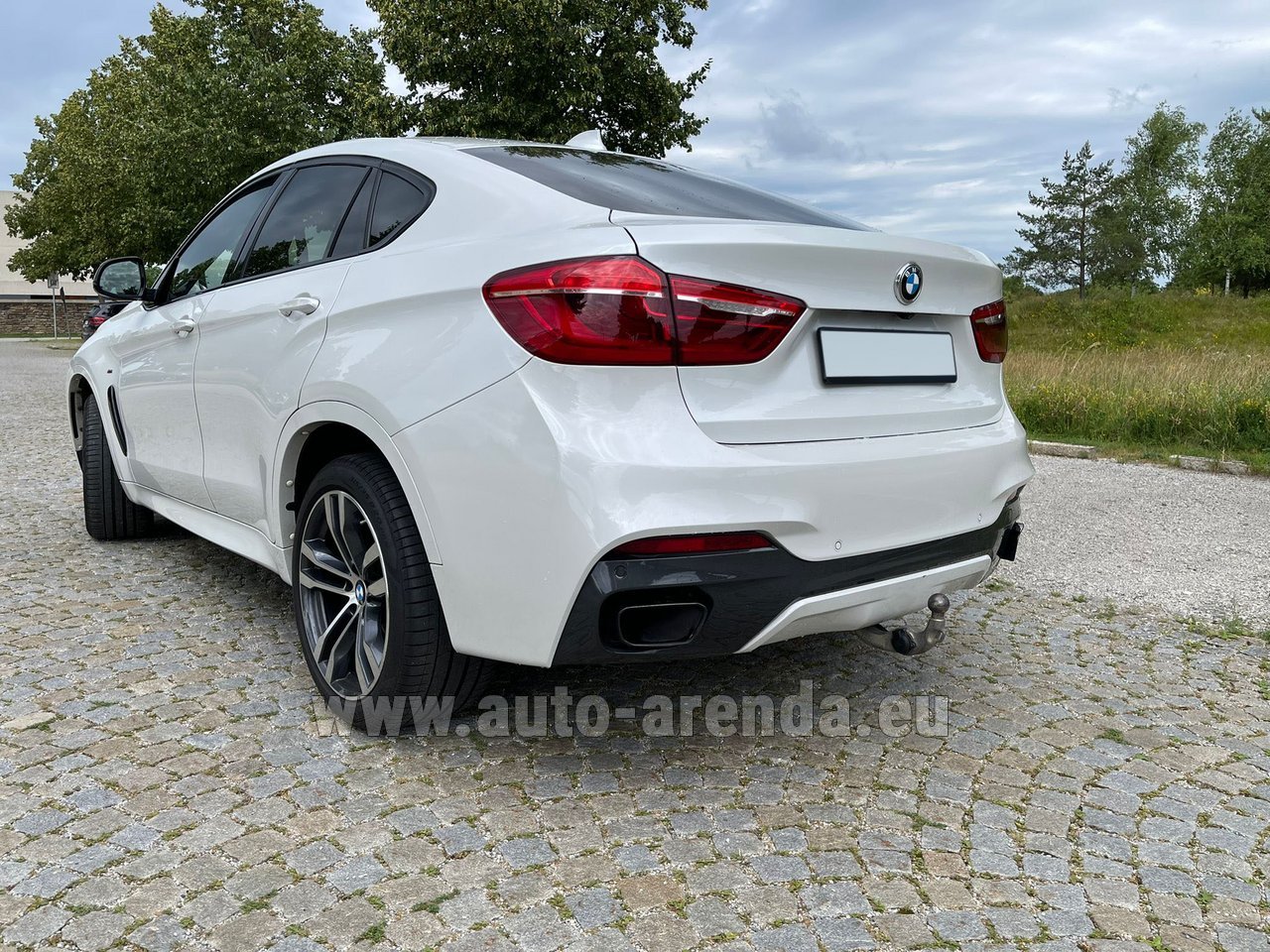 Rent the BMW X6 M50d M-SPORT INDIVIDUAL (2019) car in Stuttgart